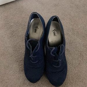These are fioni 4 inch navy blue heels